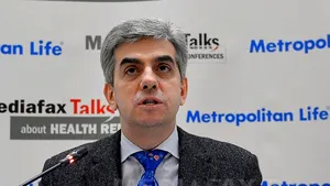 Nicolăescu şi CMR vor să scoată salarizarea medicilor din sistemul bugetar. Câmpeanu cere prudenţă