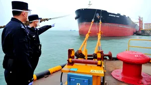 Cantităţi uriaşe de petrol, cumpărate şi stocate de China. Blocaj de tancuri petroliere pe mare