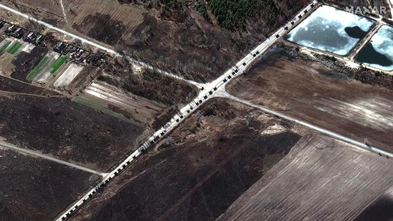 Convoi militar rus depistat în apropiere de Kiev. Coloana se întinde pe o lungime de 64 de km, confirmă imaginile din satelit 