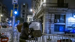 Poliţia spaniolă investighează posibilul rol al străinilor în revoltele violente din Barcelona