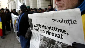 Urmaşii revoluţionarilor timişoreni protestează, legaţi cu lanţuri, în faţa instanţei supreme