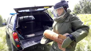 Două bombe de provenienţă germană, în stare perfectă de funcţionare, găsite în judeţul Bacău | FOTO