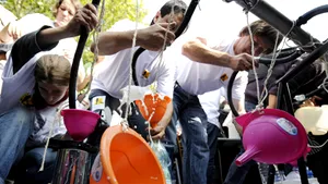 Producătorii francezi au distribuit gratuit lapte în centrul Parisului