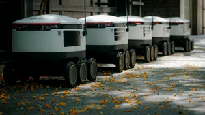 Pensionară de 78 de ani, încătușată deoarece a blocat un robot de livrare