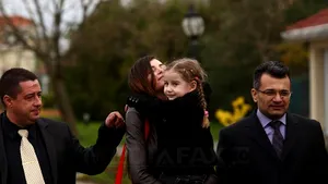 Monica Columbeanu şi-a luat fetiţa de la Izvorani. Executor judecătoresc, avocaţi şi poliţie la poarta lui Irinel Columbeanu - VIDEO, FOTO