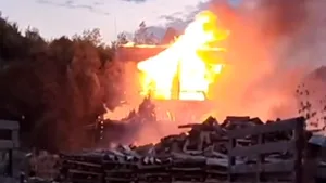 Incendiu de proporții la un grajd din Râșnov – Risc major de extindere la construcții învecinate