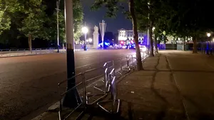 FOTO | Londra: Doi poliţişti au fost răniţi după ce au fost atacaţi de un individ