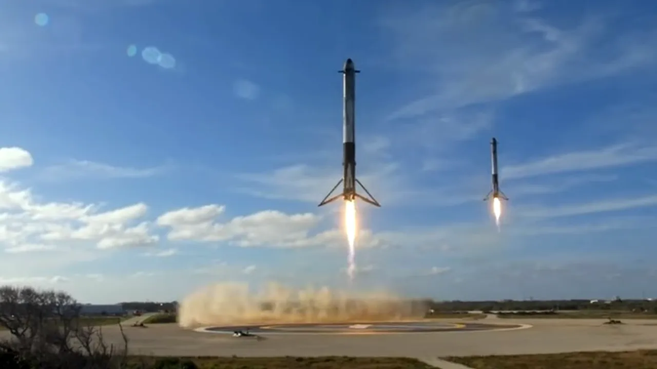 Imagini spectaculoase cu două propulsoare SpaceX care au aterizat sincron pe Pământ, în aplauzele entuziasmate ale spectatorilor | VIDEO 