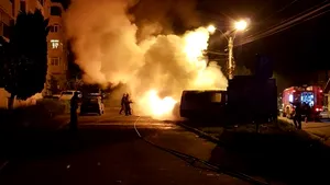 INCENDIERI în lanţ: Persoane necunoscute au dat foc unor maşini în Argeş/ Trei automobile au ars în totalitate
