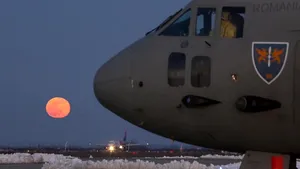 Doi români din China, aduşi în ţară cu o aeronavă C-27J Spartan. Vor fi ţinuţi în carantină şi testaţi pentru coronavirus