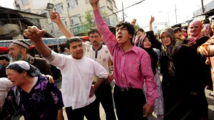 Aproape 10.000 de persoane, dispărute într-o noapte în timpul violenţelor interetnice din China