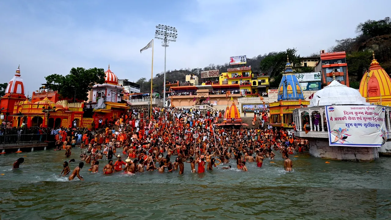 Festivalul religios de pe Gange, focar major de COVID în India. Un mare profet hindus a murit, iar numărul cazurilor creşte alarmant