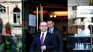 Boc s-a tuns pentru Paşte la un salon de lux din Piaţa Romană, unde a plătit 60 lei plus bacşiş