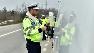 Un tânăr care conducea beat, căutat şi prins de poliţişti când transmitea live pe Facebook