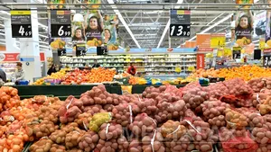 Cât au crescut preţurile în aprilie. Cartofii, zahărul şi ouăle ţin inflaţia jos, la 0,3% lunar, în ciuda scumpirilor la benzină şi tutun