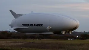 Cea mai mare aeronavă din lume s-a prăbuşit. Două persoane au fost rănite | FOTO, VIDEO
