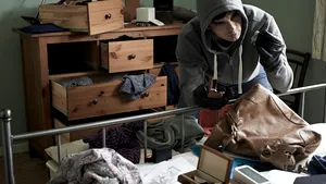 Cea mai penibilă spargere de locuinţe din lume: hoţul adoarme pe canapeaua victimei în timp ce încearcă să jefuiască casa