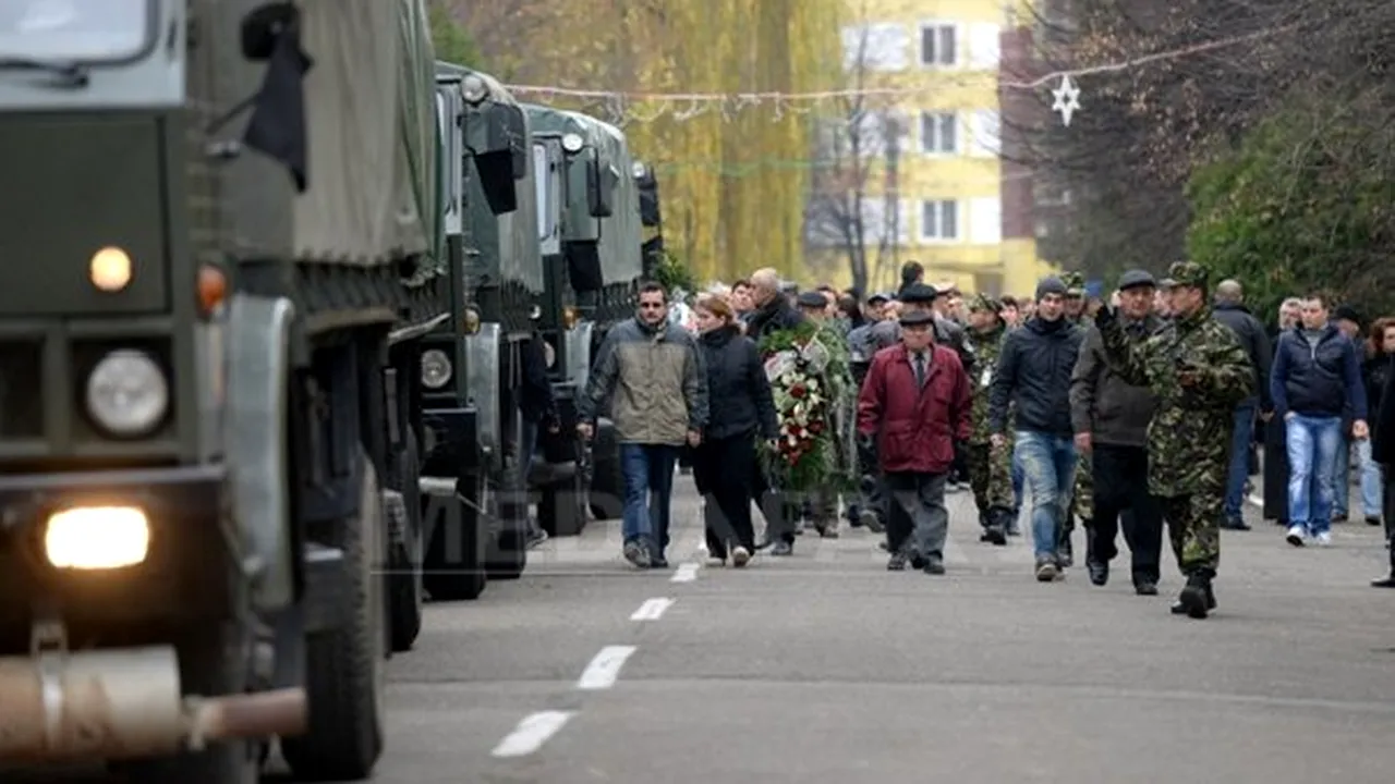 Ceremonie religioasă la Baza Aeriană 71 Câmpia Turzii pentru militarii morţi la Sibiu. Sicriele, date familiilor pentru înmormântare
