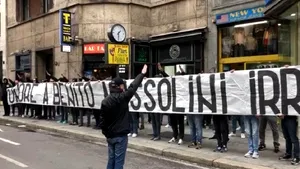 Semne fasciste şi un banner pro-Mussolini afişat de fanii lui Lazio înainte de meciul cu Milan | VIDEO