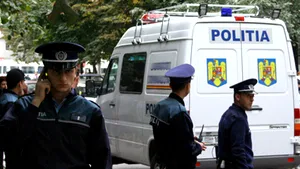 Trei hoţi, prinşi în timp ce spărgeau sediul unei firme din Capitală