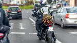 Motocicliștii vor putea trece printre mașini la semafor. Legea, adoptată de Camera Deputaților