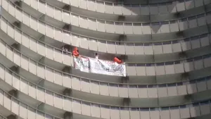 Bărbatul care ameninţa că se aruncă de la etajul 16 al unui hotel din Capitală, convins să renunţe - FOTO/VIDEO