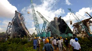 60 de morţi după prăbuşirea unui pod în Vietnam