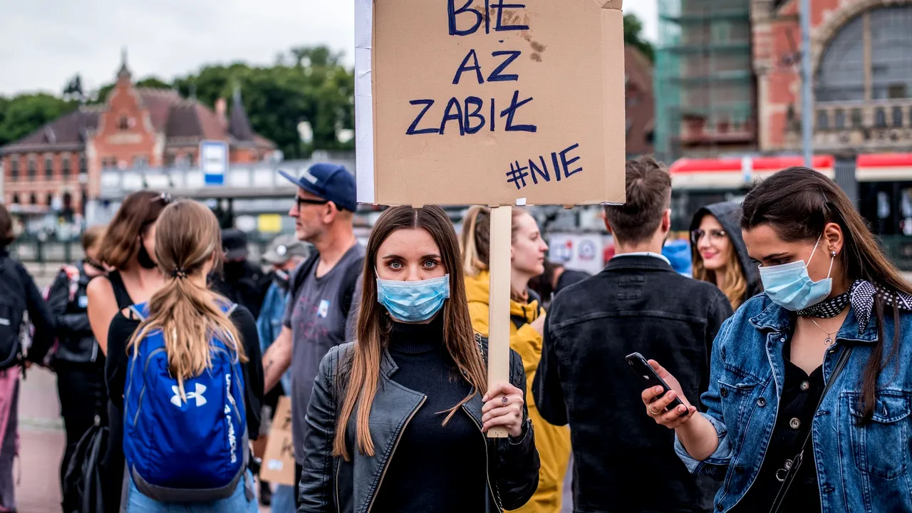 Polonia va părăsi tratatul european privind violenţa împotriva femeilor/  Mii de persoane au protestat 