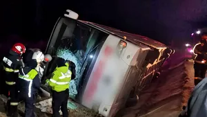 Un autocar a căzut în şanţul de pe marginea DN5. Şoferul şi pasagerii au rămas blocaţi în interior