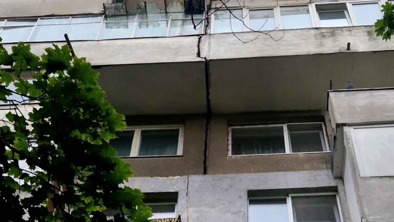 Crăpătură între două scări ale unui bloc cu risc seismic din Sectorul 6. Locatarii, evacuați preventiv. Nu e clar dacă incidentul s-a produs în urma seismului din această săptămână / Anunțul lui Raed Arafat