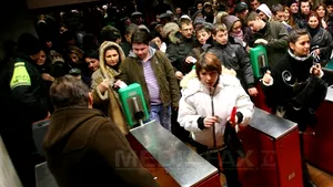 Aglomeratie în metroul bucureştean, din cauza ninsorii - FOTO