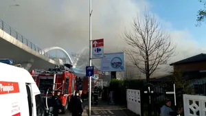 FOTO Incendiu la o clădire părăsită din Capitală, flăcările au cuprins o suprafaţă de 150 mp