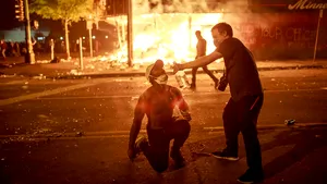 Apelul la 911 care a dus la moartea lui George Floyd, urmată de valul de violenţe din SUA. Ce ar fi făcut bărbatul