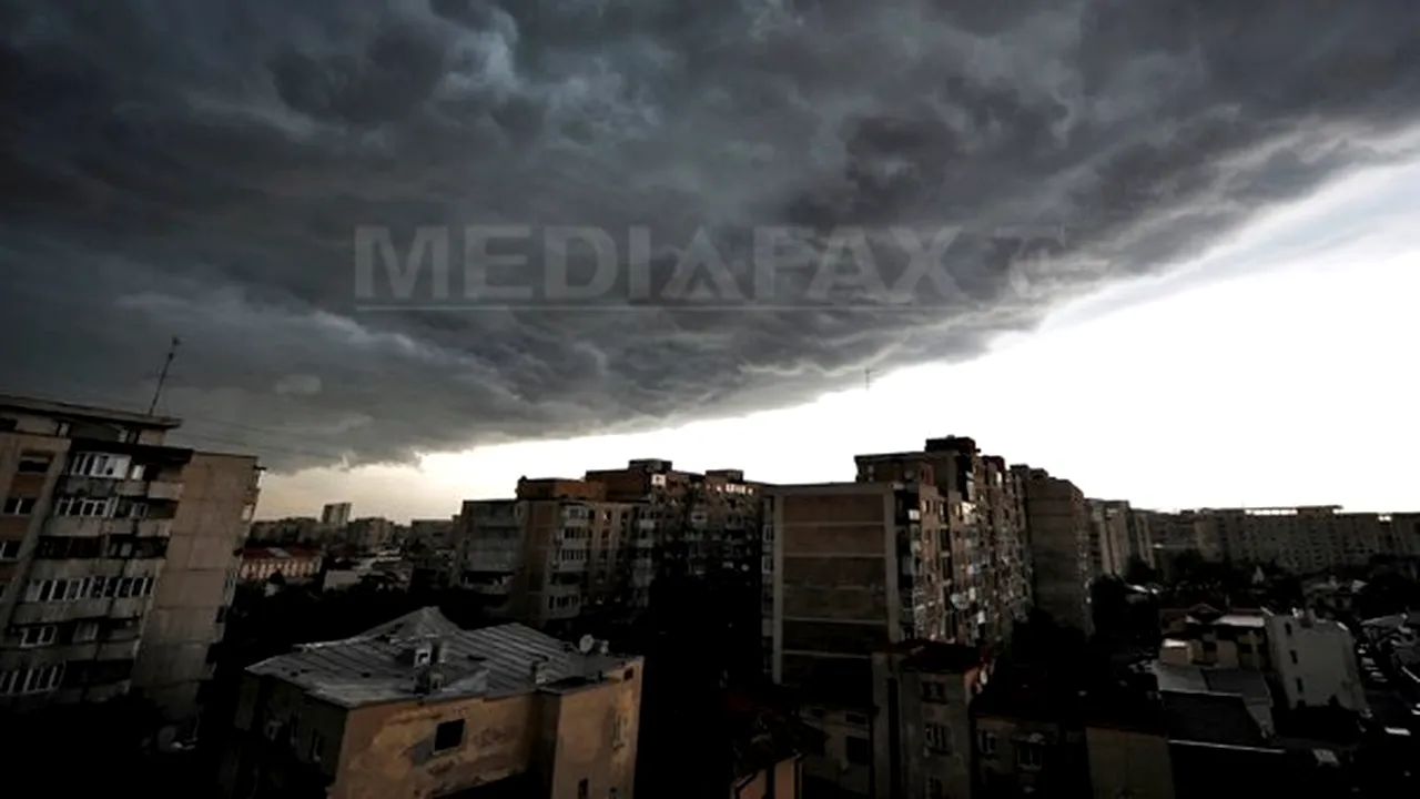 Avertizare meteo pentru toată ţara: COD GALBEN DE PLOI ŞI VIJELII, de vineri noapte