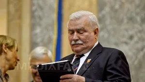Regele Mihai l-a decorat pe Lech Walesa cu Ordinul 