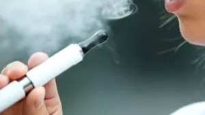 Primul deces atribuit ţigaretelor electronice în Belgia/ Doctorii cer interzicerea dispozitivelor 