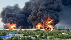 Incendiu uriaș în zona industrială a orașului Engels din Rusia. Guvernatorul acuză un atac cu drone