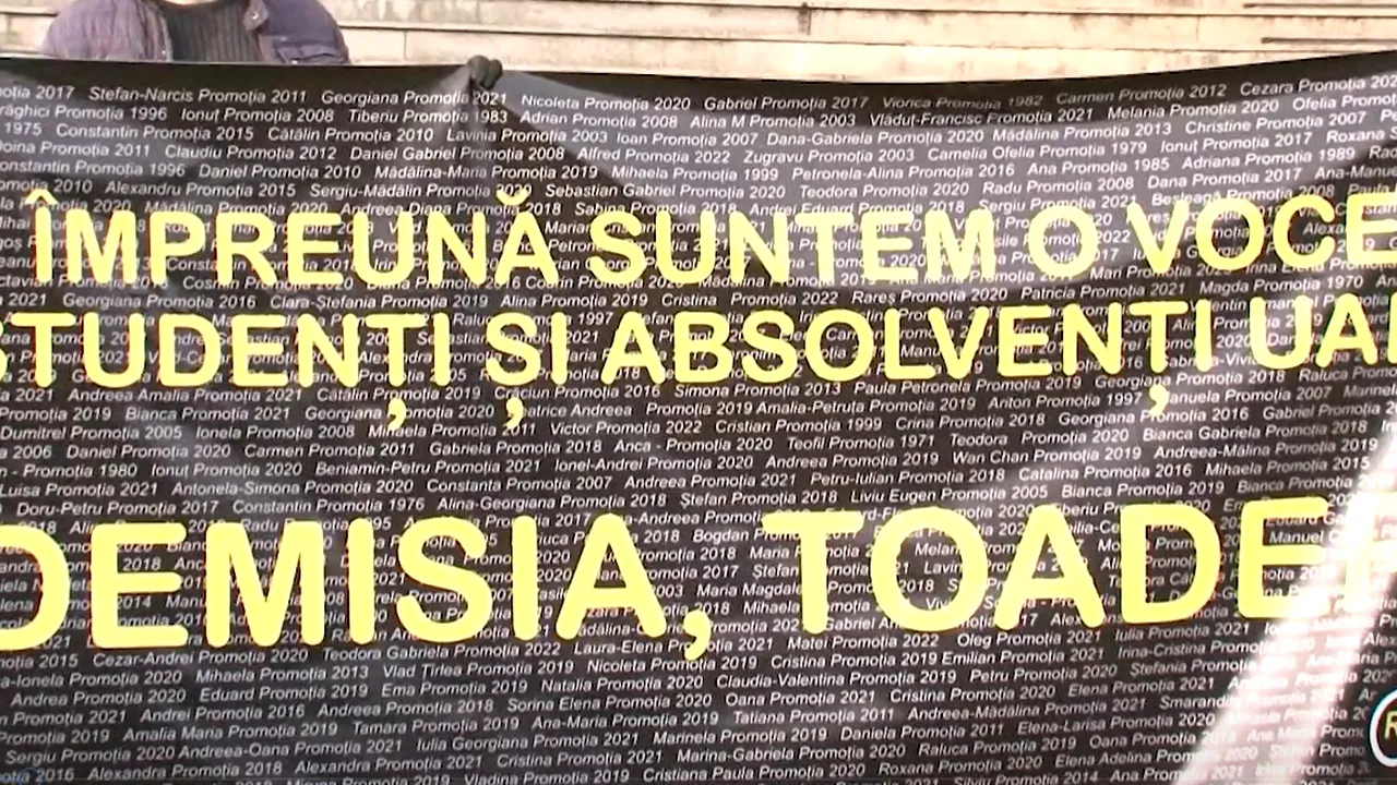 VIDEO | Protest la UAIC Iaşi: Peste 1.000 de studenţi au semnat pentru demiterea lui Tudorel Toader