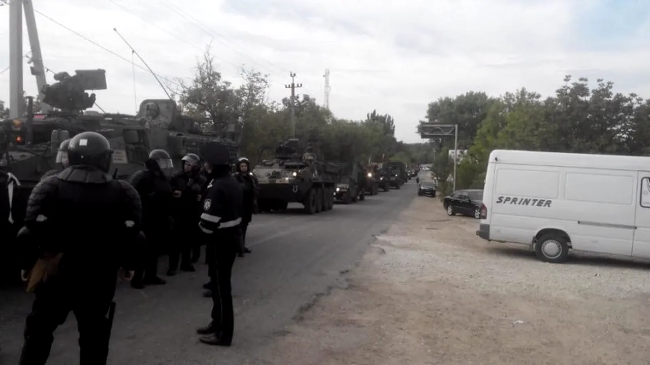 Protestatari socialişti au blocat un convoi militar american, la graniţa dintre Moldova şi România - FOTO