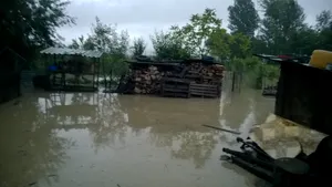 Vâlcea - 50 gospodării evacuate din calea apelor, la Băbeni - FOTO