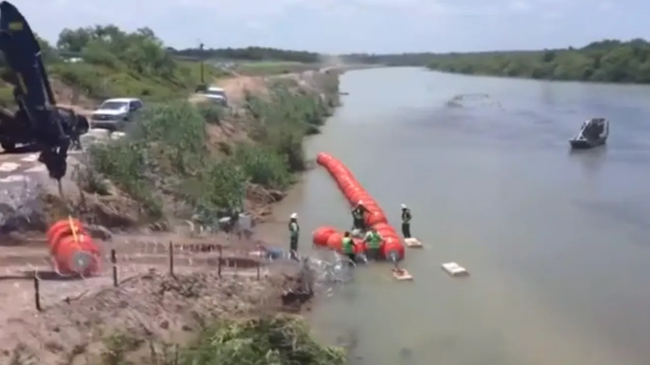 Americanii ridică un „zid” pe apă pentru a opri migranţia în Texas

