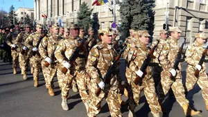 300 de soldaţi, pompieri şi poliţişti au făcut repetiţii pentru parada de 1 Decembrie în Timişoara - FOTO, VIDEO