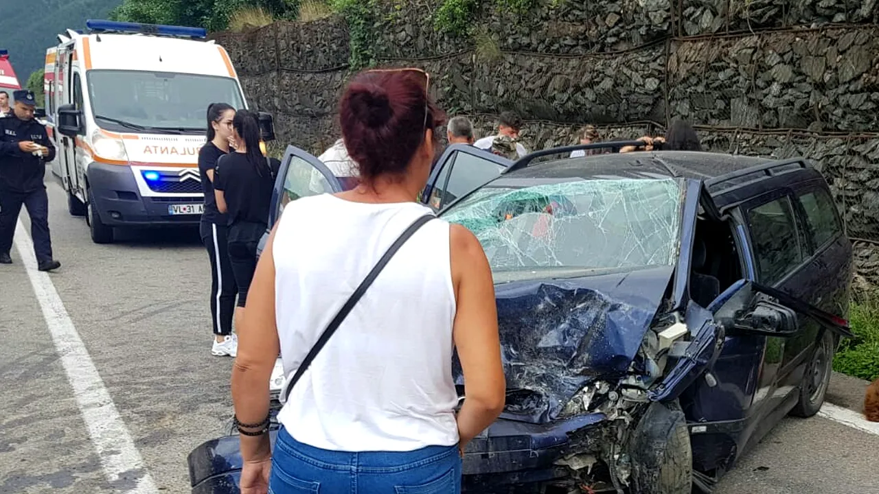 Accident rutier pe Valea Oltului cu OPT răniţi, printre care şi un copil de un an. A fost provocat de o depăşire riscantă în curbă