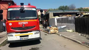 O locuinţă din Capitală a explodat. Proprietarul are arsuri de gradul II şi III pe 60% din corp. FOTO