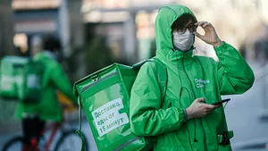 Traficant de droguri deghizat în livrator de mâncare, prins de poliţişti. Ce cantitate de stupefiante avea la el