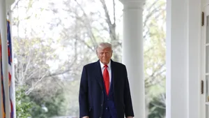 Trump ordonă anularea sancțiunilor împotriva Siriei și restabilirea legăturilor după zece ani