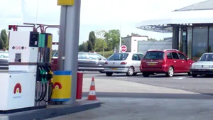 Au dat foc la maşină lângă benzinărie ca să poată fura