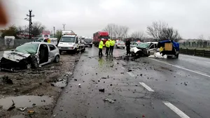 Accident grav în Focşani: Două persoane au murit, iar alte patru au fost rănite, după impactul dintre patru maşini - FOTO