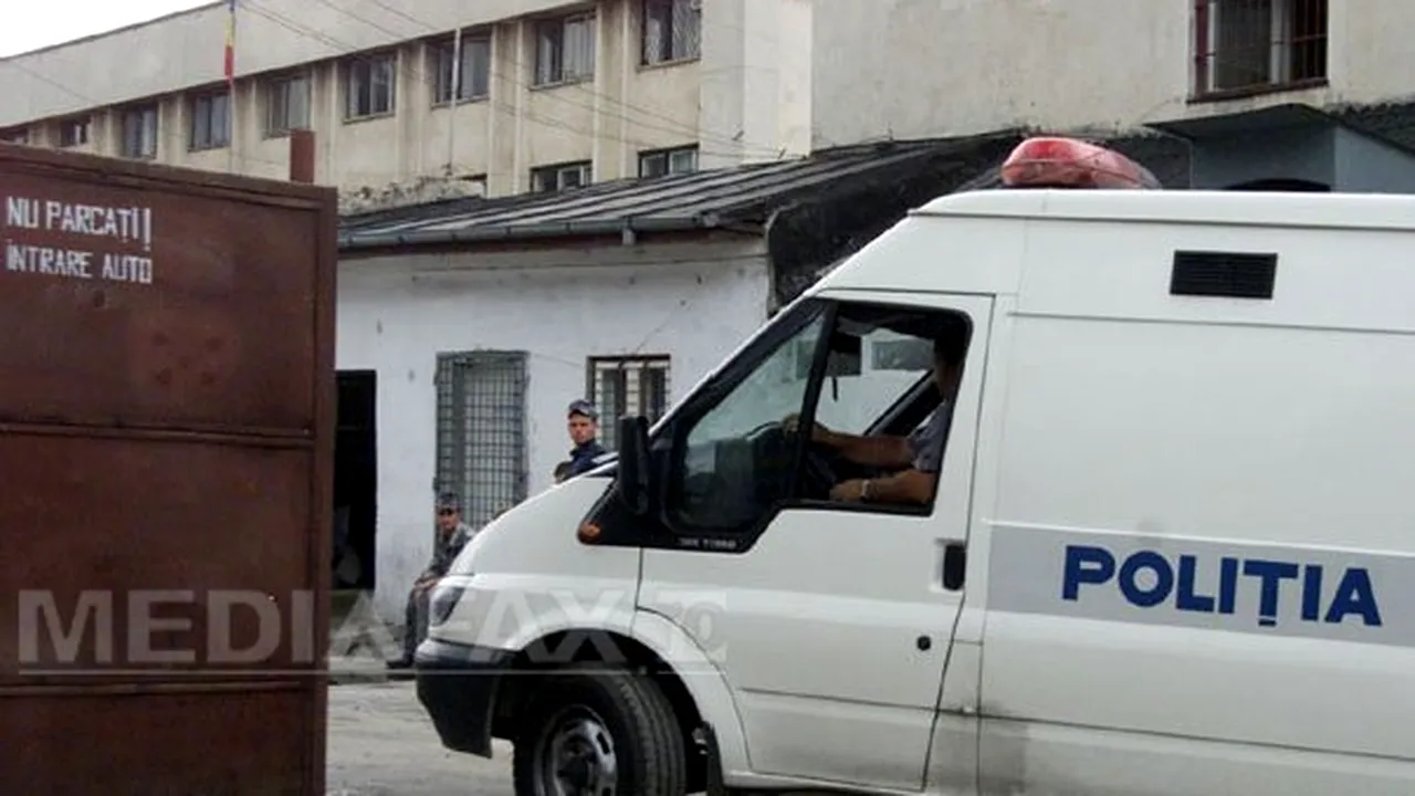 Călăraşi: 24 de persoane împlicate într-un scandal cu săbii, reţinute pentru ultraj