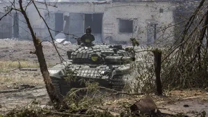 Războiul din Ucraina, ziua 122. Rusia a lansat un atac masiv cu rachete în vestul şi nordul Ucrainei. Continuă ofensiva în est. Forţele ucrainene se retrag din Severodoneţk. Peste 20 de rachete au fost lansate de pe teritoriul Belarusului